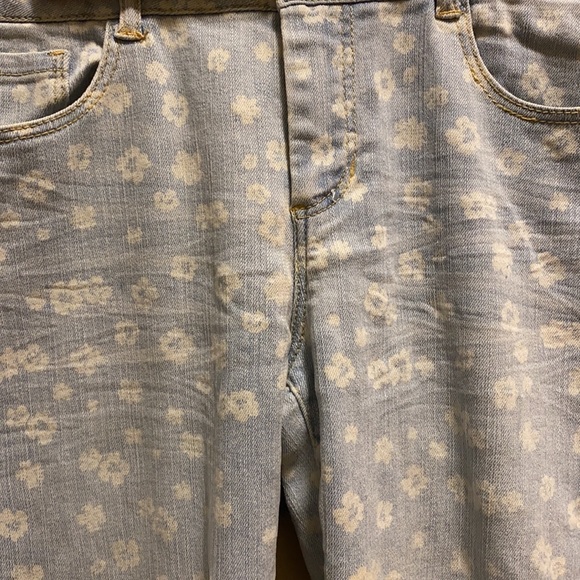 ✨NEW✨FOREVER21 LIGHT BLUE JEANS WITH WHITE DAISIES - Picture 5 of 14